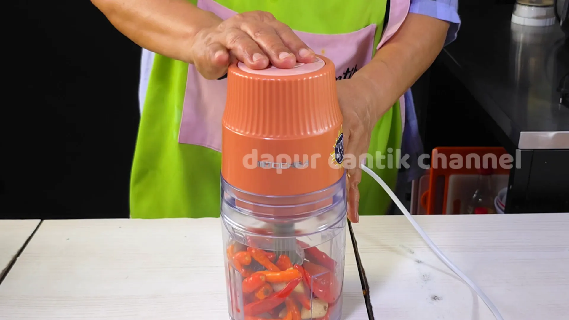 Menggiling bahan sambal terasi secara kasar
