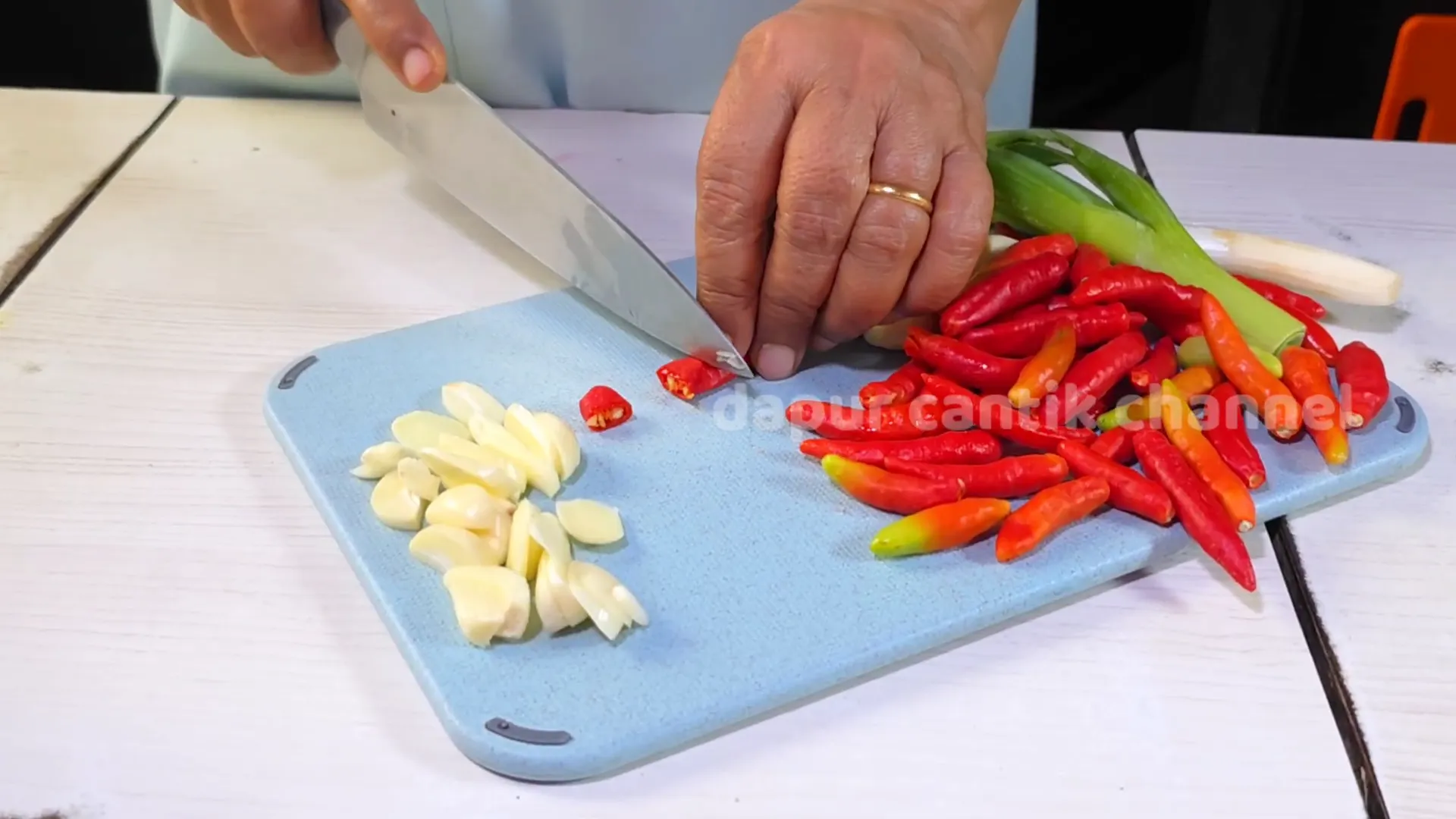 Irisan bawang putih dan cabe rawit siap dimasak