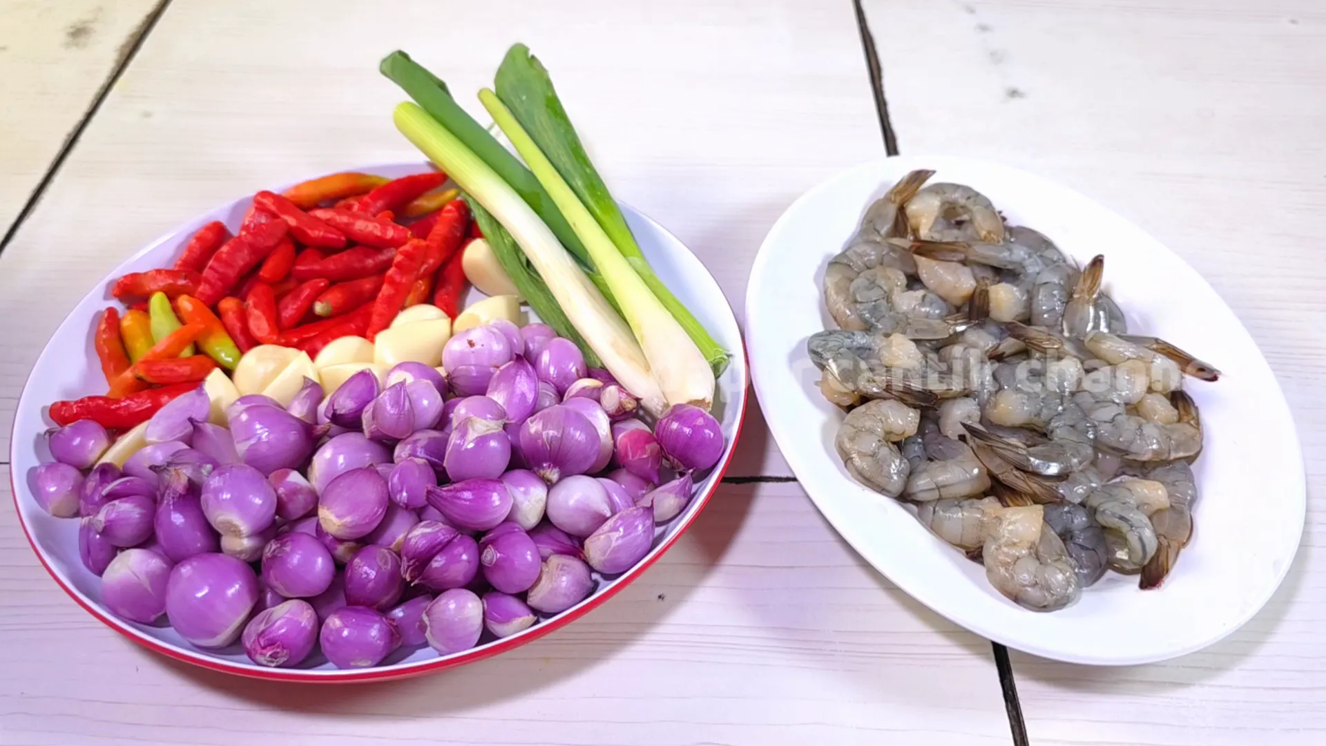 Bahan utama bawang merah dan udang segar yang siap dimasak