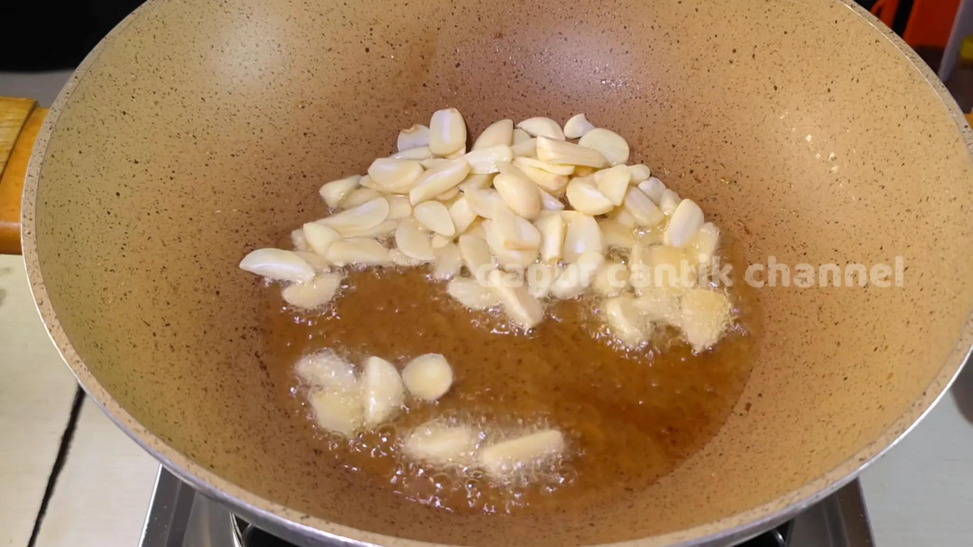 Tumis bawang putih dan cabe rawit hingga harum dengan minyak bekas goreng udang