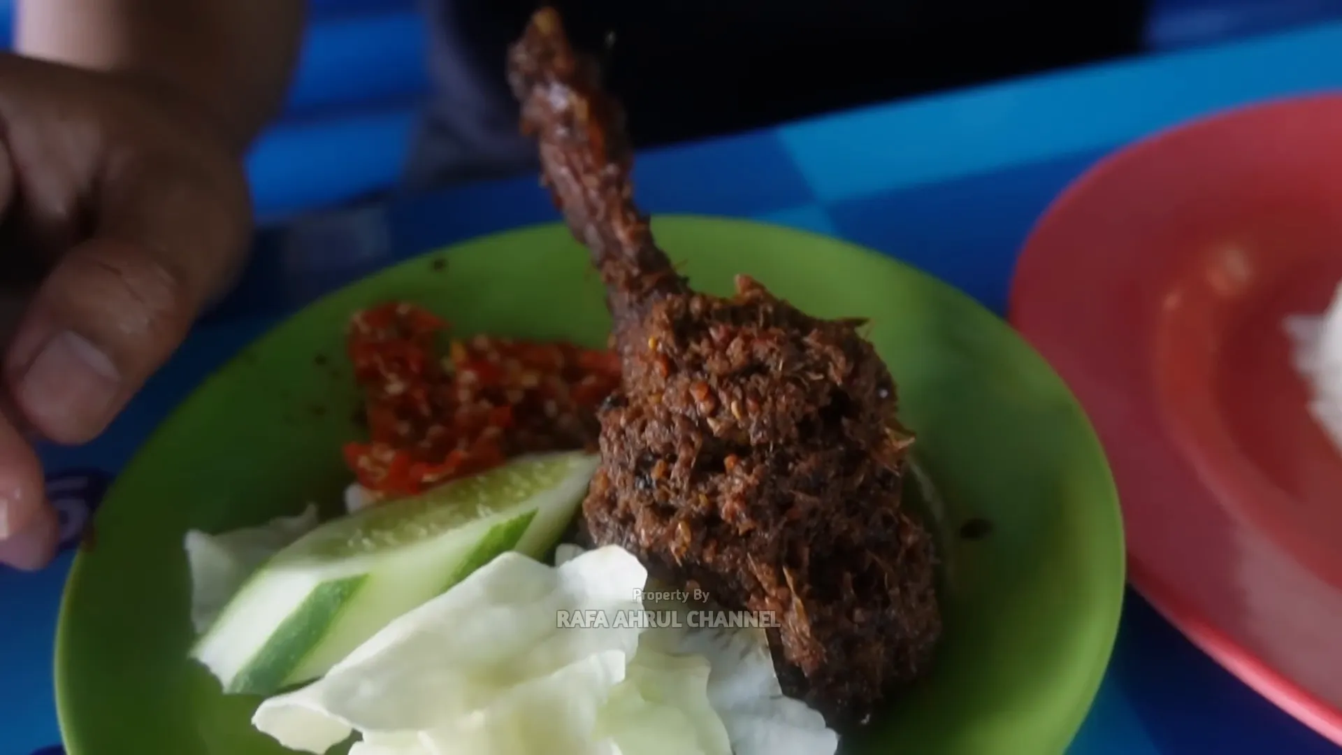 Seporsi nasi bebek Soponyono dengan sambal pedas dan es tegan