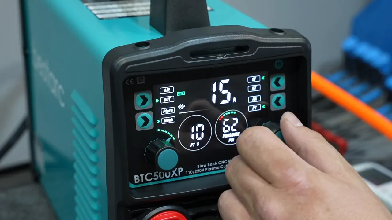 Hand adjusting the front air regulator knob on BestArc BTC500XP