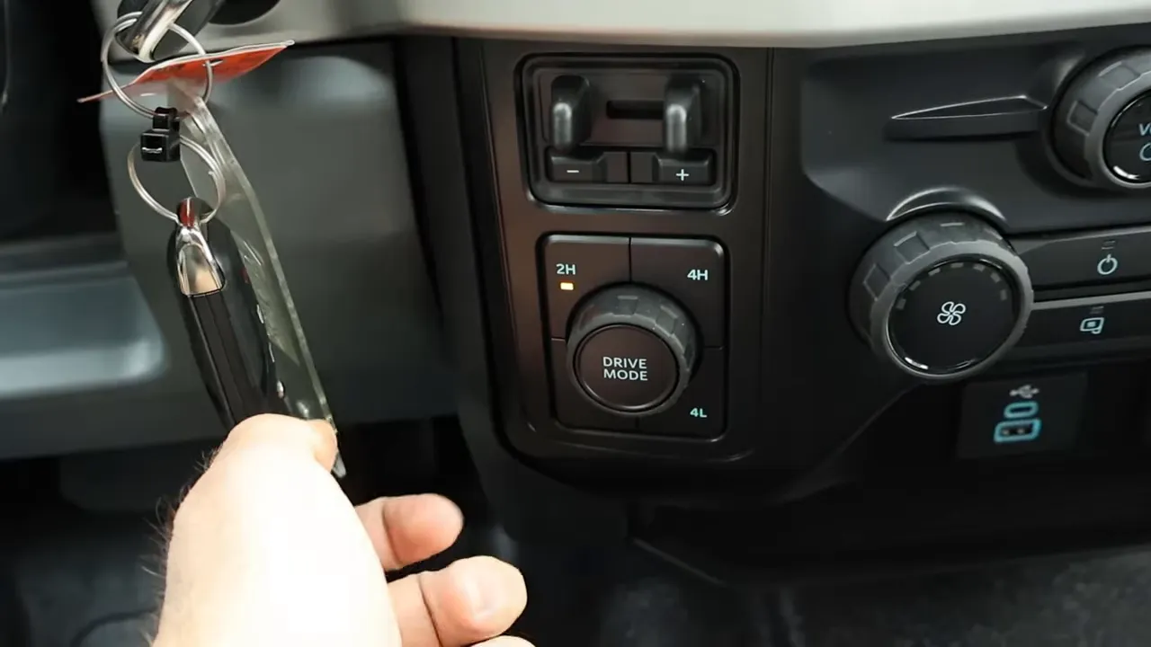 Close-up of Ford F-250 drive mode knob and 2H/4H/4L four-wheel-drive selector
