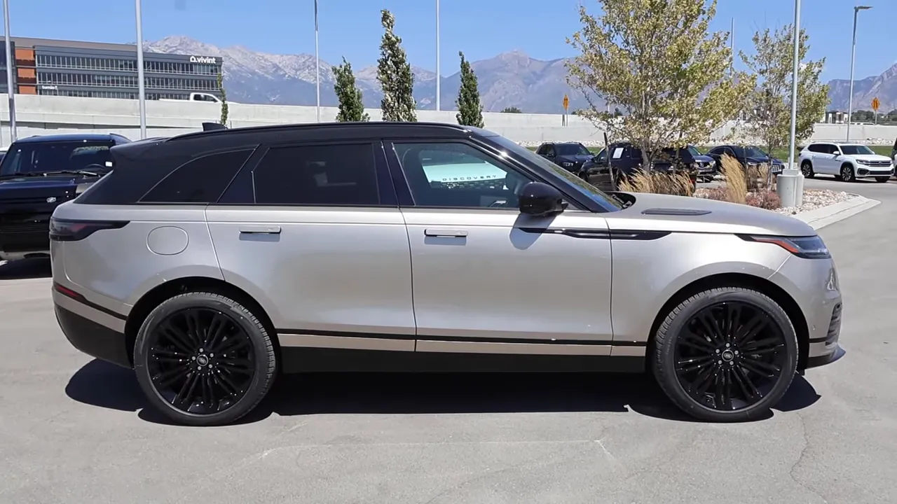 2026 Range Rover Velar side profile with blackout roof, mirror caps and black wheels