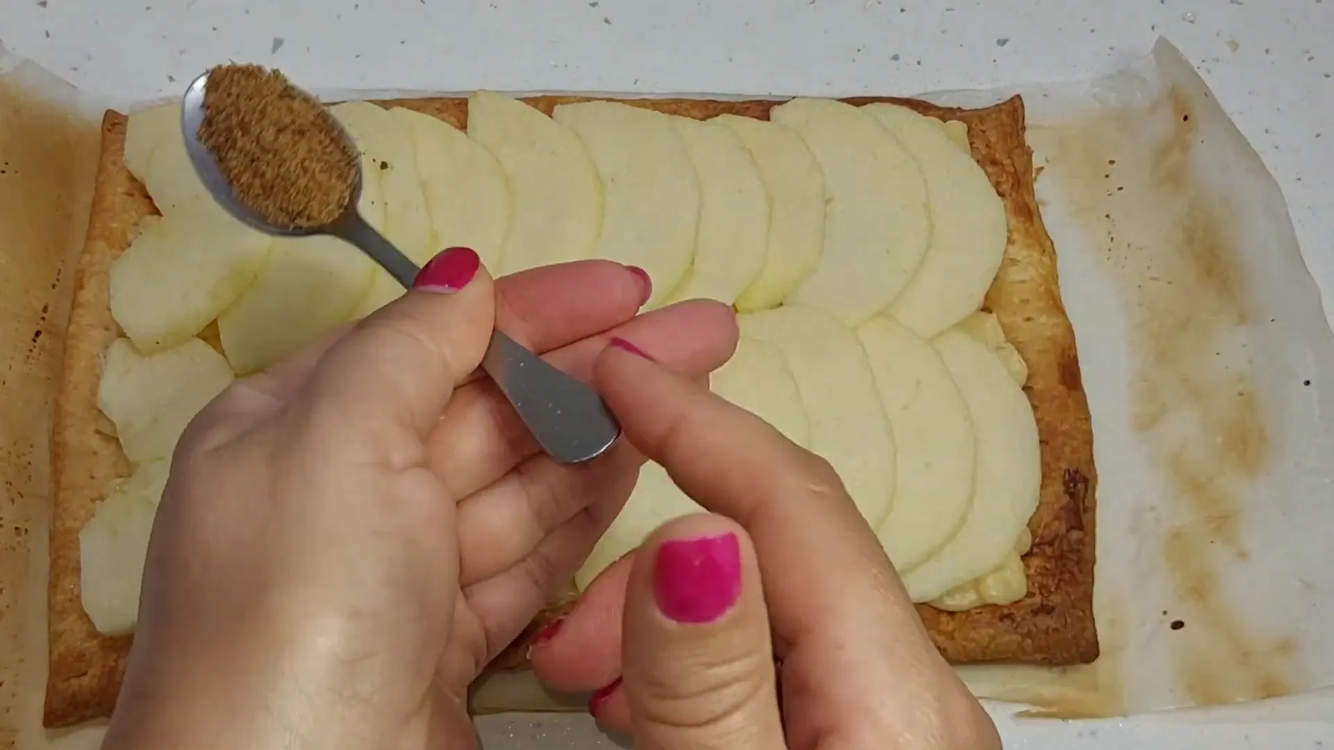 Montaje de la tarta con manzana