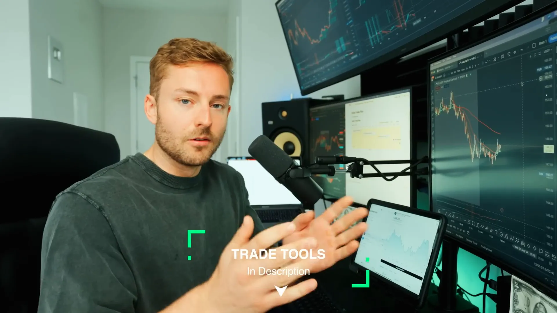 Trading setup showing TradingView, Discord, and calculator