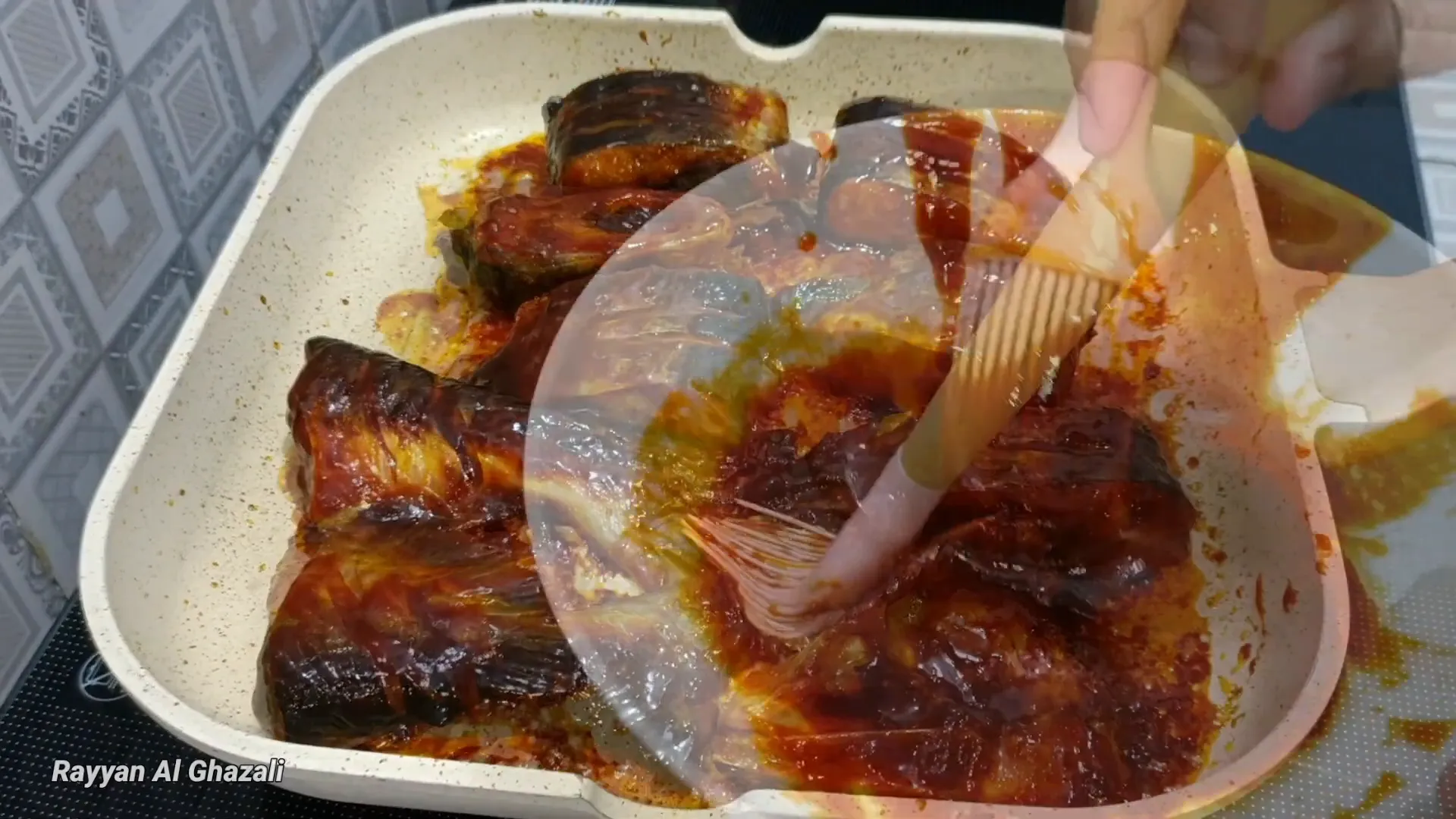 Ikan patin sedang dibakar dengan bumbu olesan