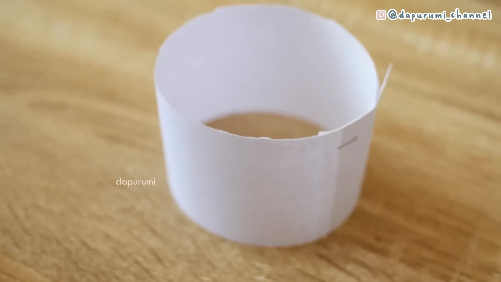 Membuat cetakan lingkaran dari kertas HVS untuk pancake souffle