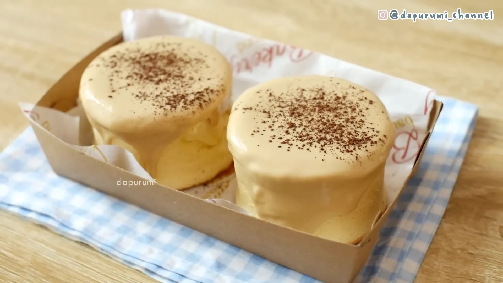 Pancake souffle Jepang dengan topping glaze tiramisu dan taburan bubuk kakao