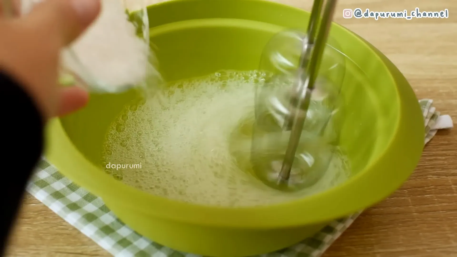 Mengocok putih telur sampai membentuk puncak lembut dengan hand mixer