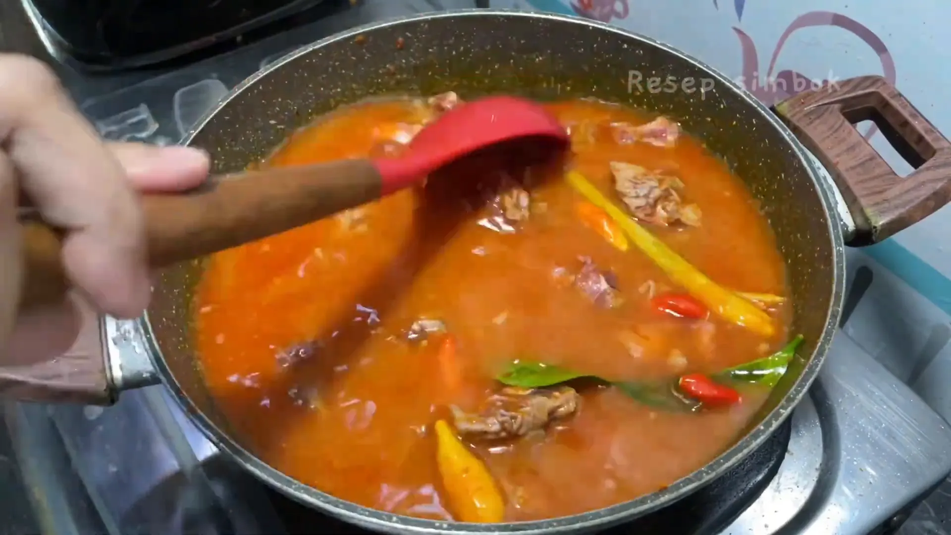 Daging sapi rica-rica sedang dimasak dengan bumbu pedas