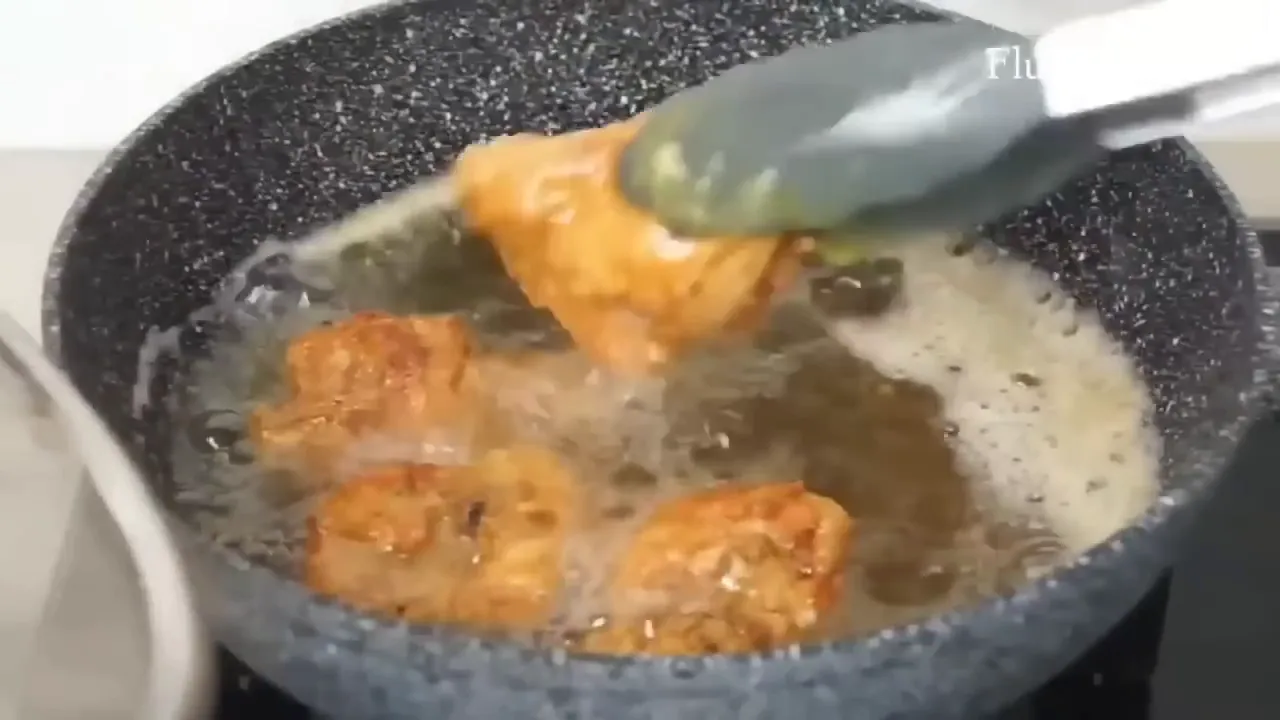 Ayam goreng tanpa ungkep sedang digoreng