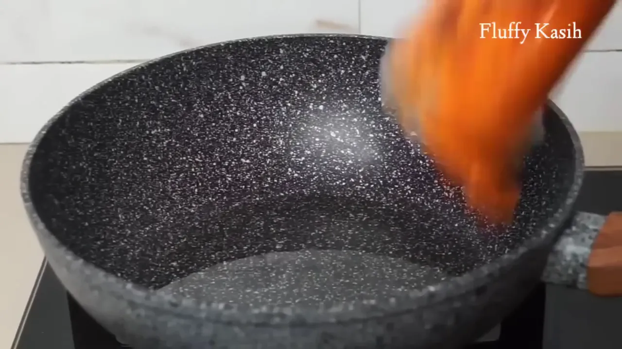 Bumbu halus ayam kecap sedang ditumis