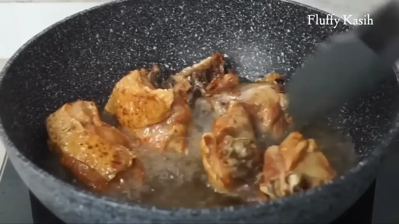 Ayam sambal terasi digoreng hingga matang