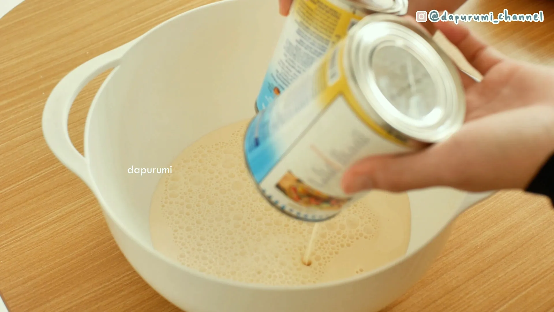 Mencampur susu evaporasi dan susu full cream untuk kuah cendol
