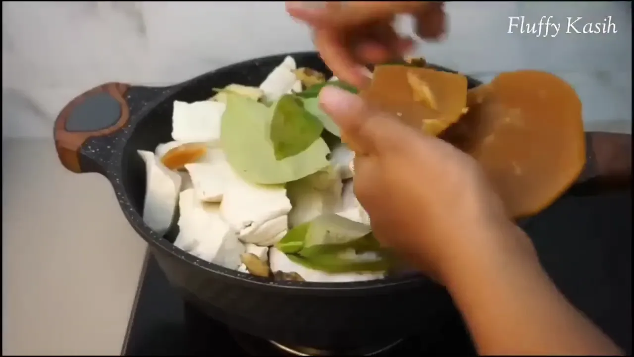 Bacem sedang dimasak, gula jawa dan bumbu meresap