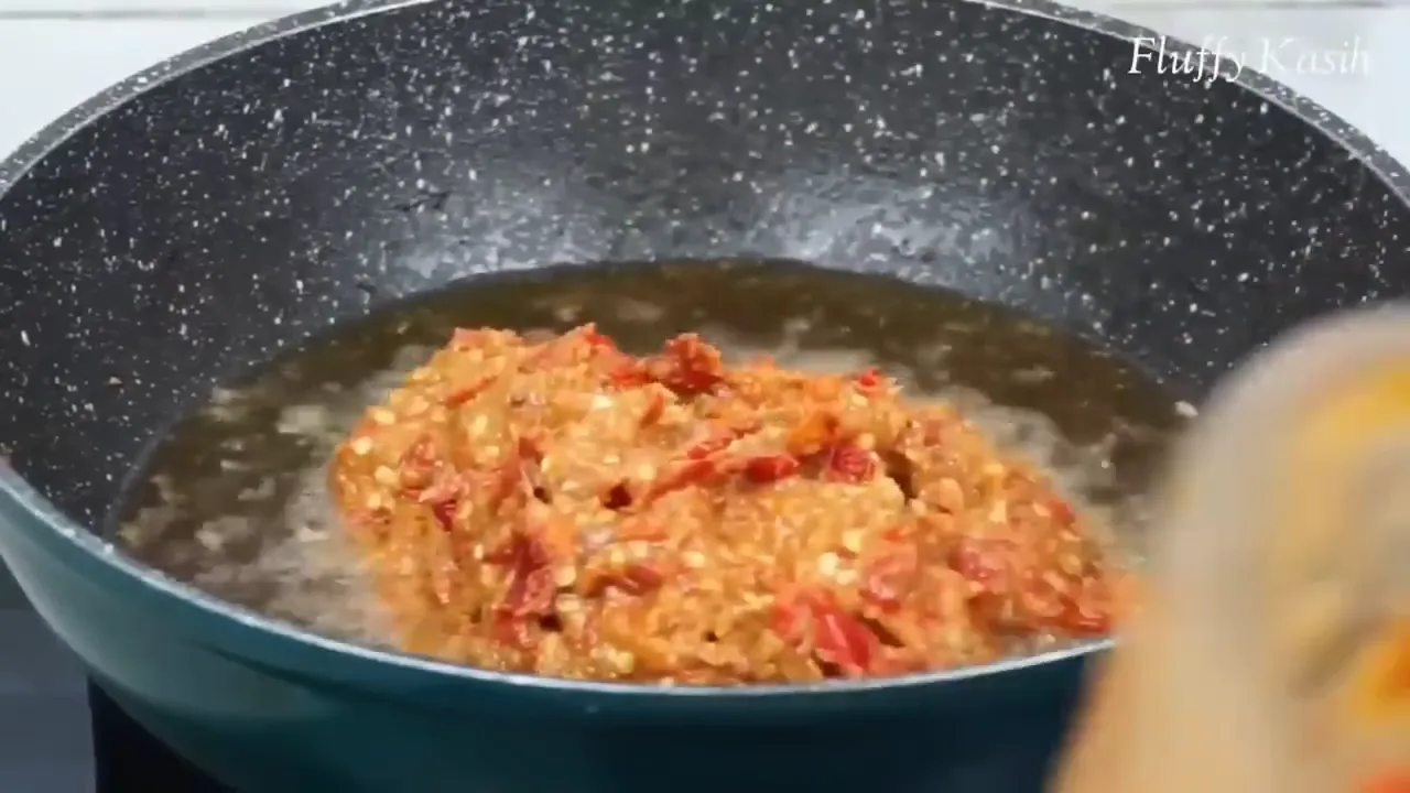 Sambal yang telah digongsong sehingga berwarna merona