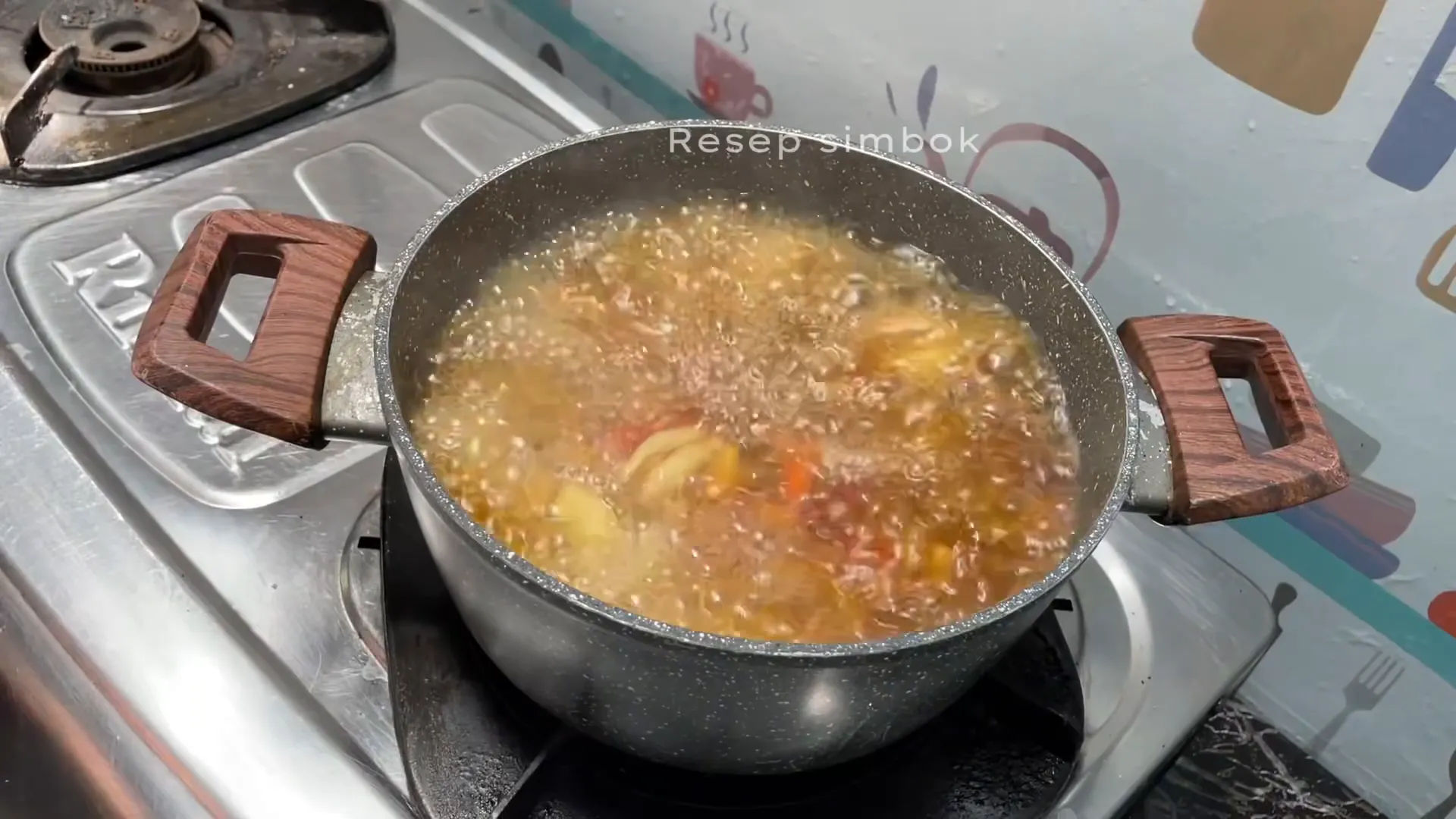 Ayam kuah kecap siap disajikan untuk keluarga