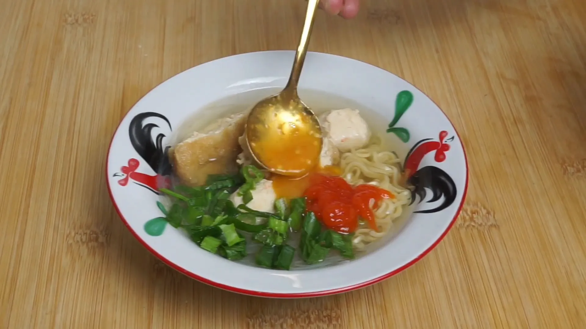 Menyajikan bakso udang dengan mie dan sayuran segar