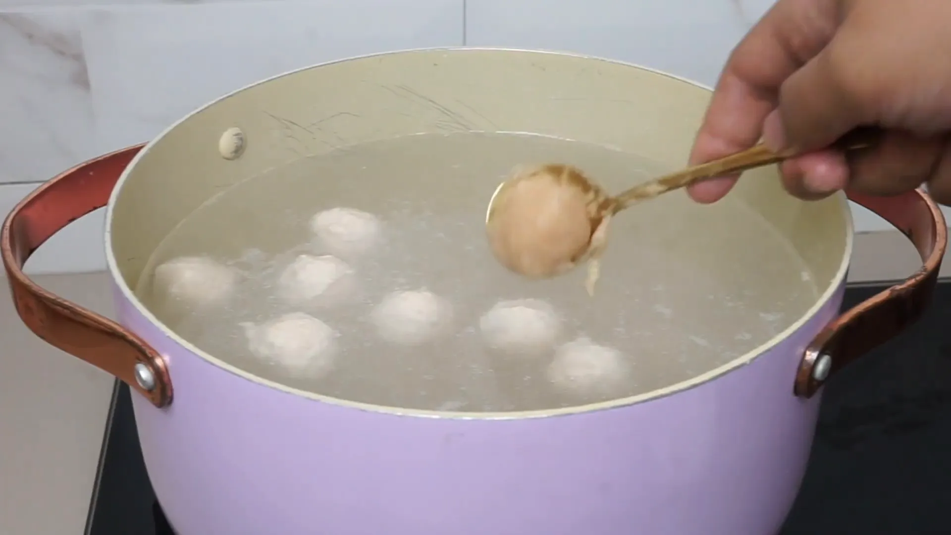 Membentuk dan merebus bola bakso udang hingga mengapung