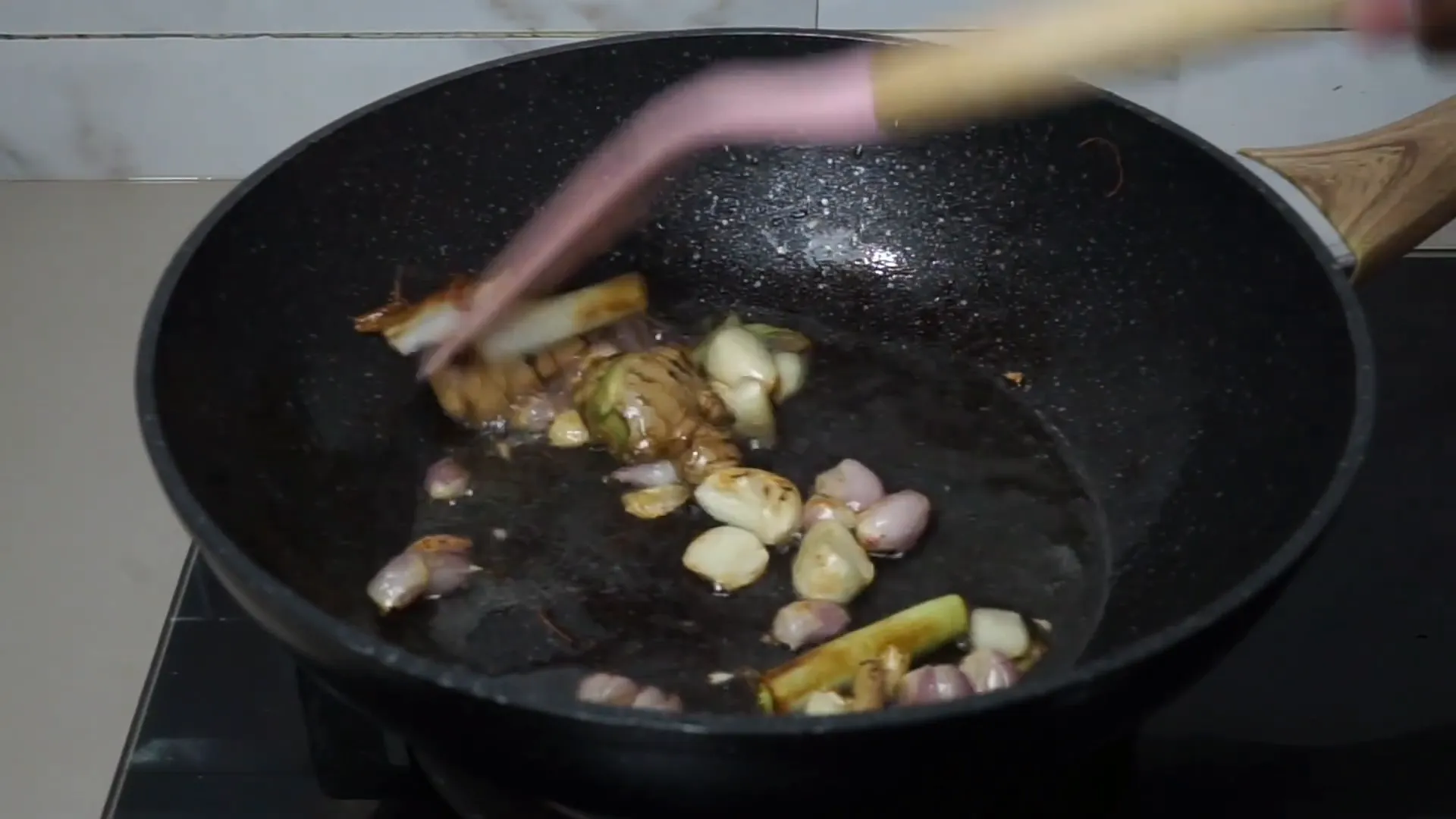 Menumis bumbu kuah di wajan bekas gosong kulit udang