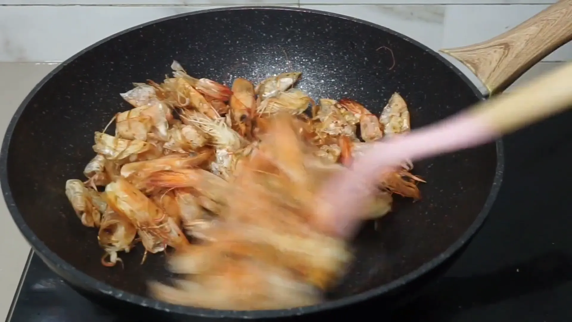 Menggosongkan kulit udang untuk kaldu