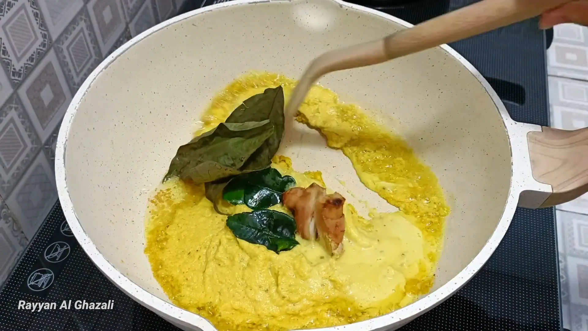 Tumis bumbu bersama daun jeruk, daun salam, dan lengkuas