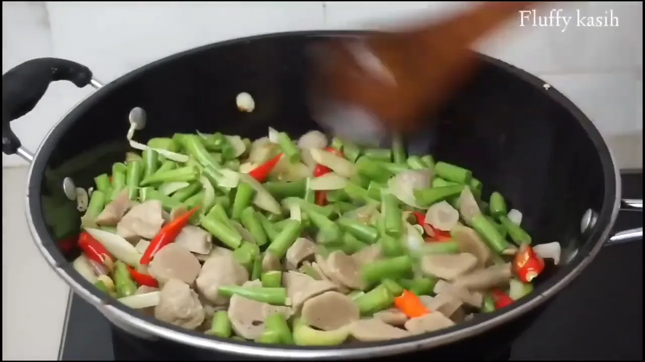 Tumis buncis dan bakso sedang dimasak