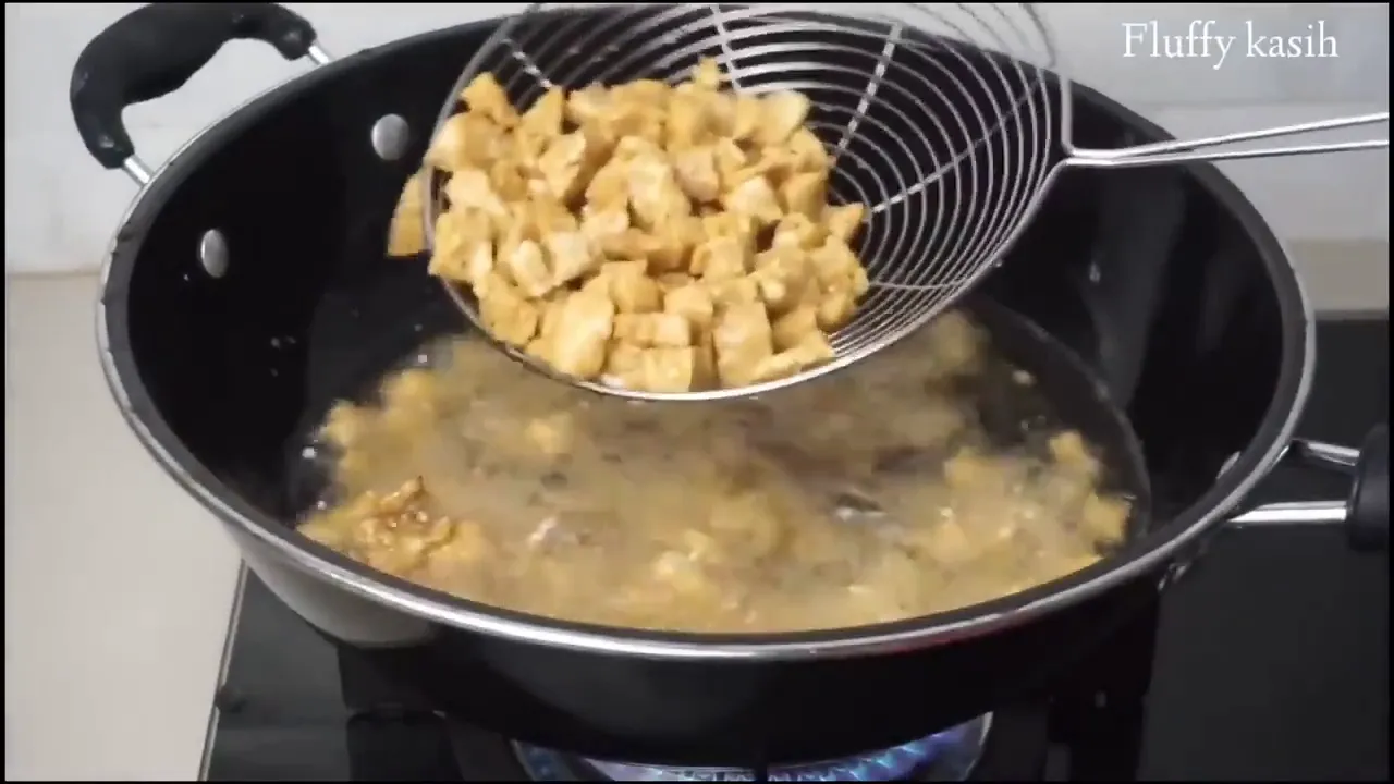 Tumis pare dengan tempe sedang dimasak