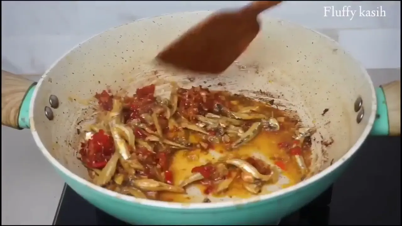 Tumis daun singkong dengan pete dan teri