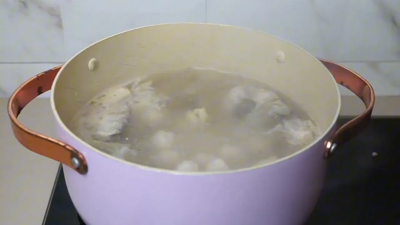 Memasak kaldu dengan tulang dan kepala ikan untuk kuah sup