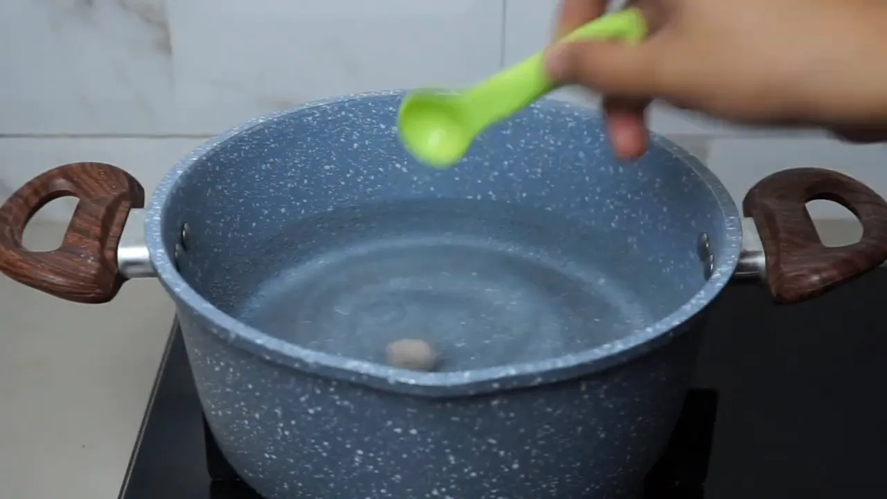 Merebus bakso ikan dengan teknik khusus agar tidak hancur