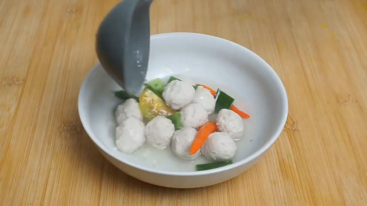 Sup bakso ikan siap disajikan untuk keluarga