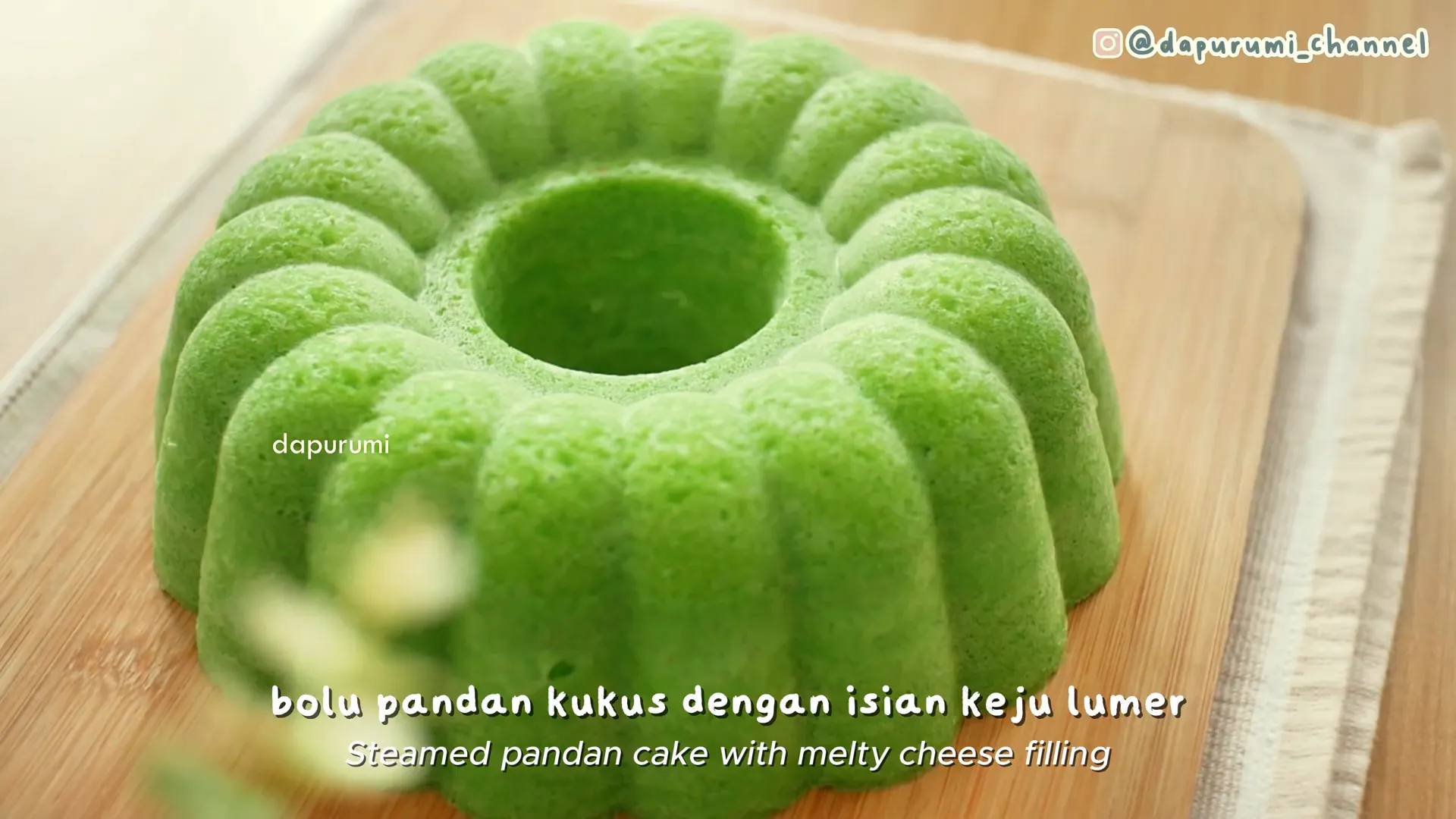 Bolu pandan kukus keju lumer setelah matang dan siap dipotong