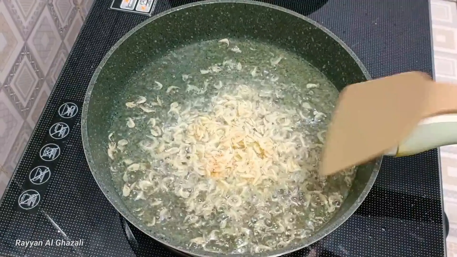 Menggoreng udang rebon hingga kering dan renyah