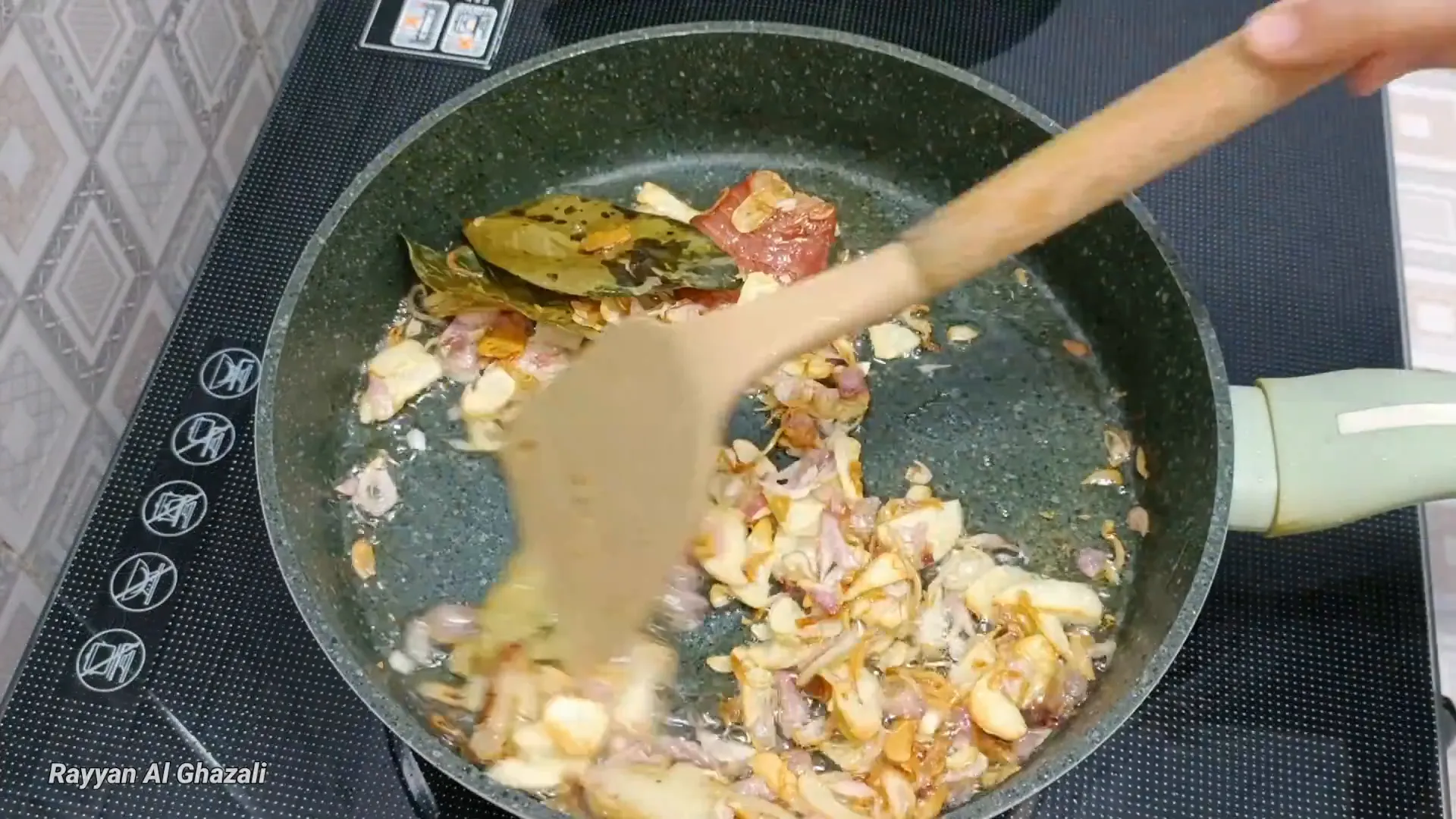 Tumis bumbu bawang dan rempah sampai harum dan berwarna keemasan