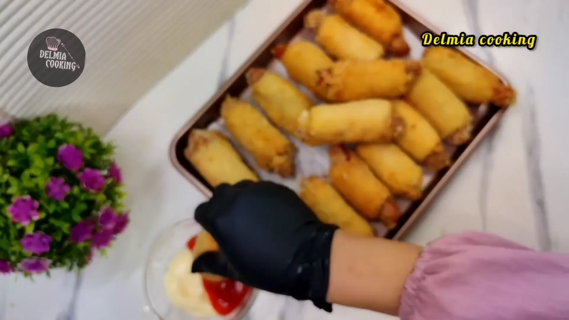 Roti sosis mozzarella siap disajikan dengan saus dan mayones