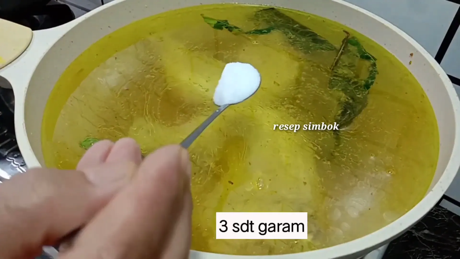 penyajian soto ayam kuah kuning dengan pelengkap