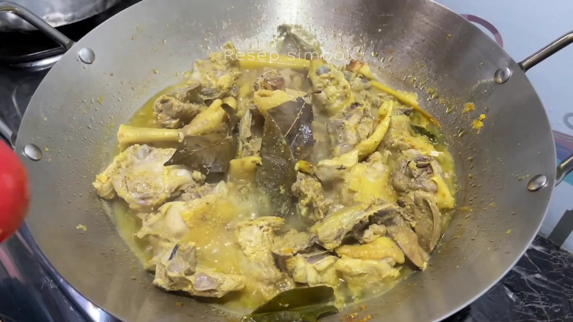 Tumis bumbu halus bersama sereh dan daun salam