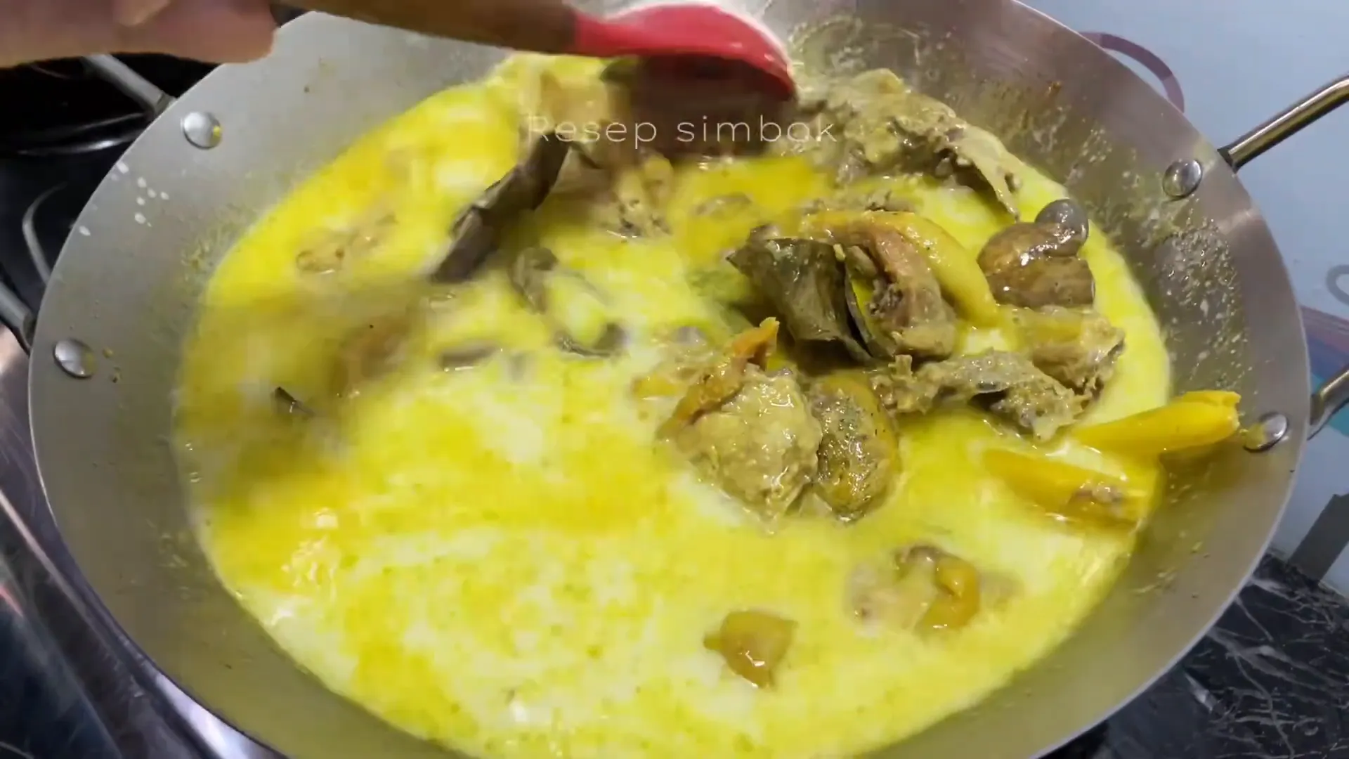 Opor ayam kampung siap disajikan dengan kuah santan kental