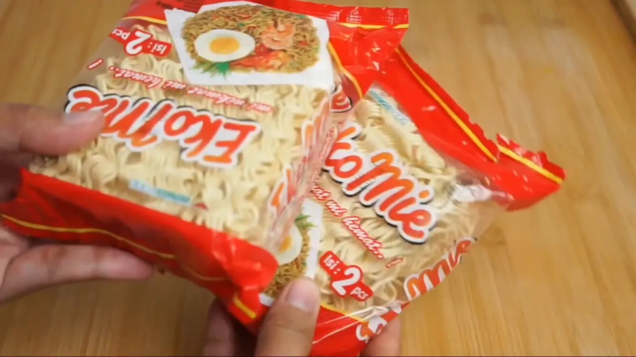 Persiapan bahan mie goreng di dapur