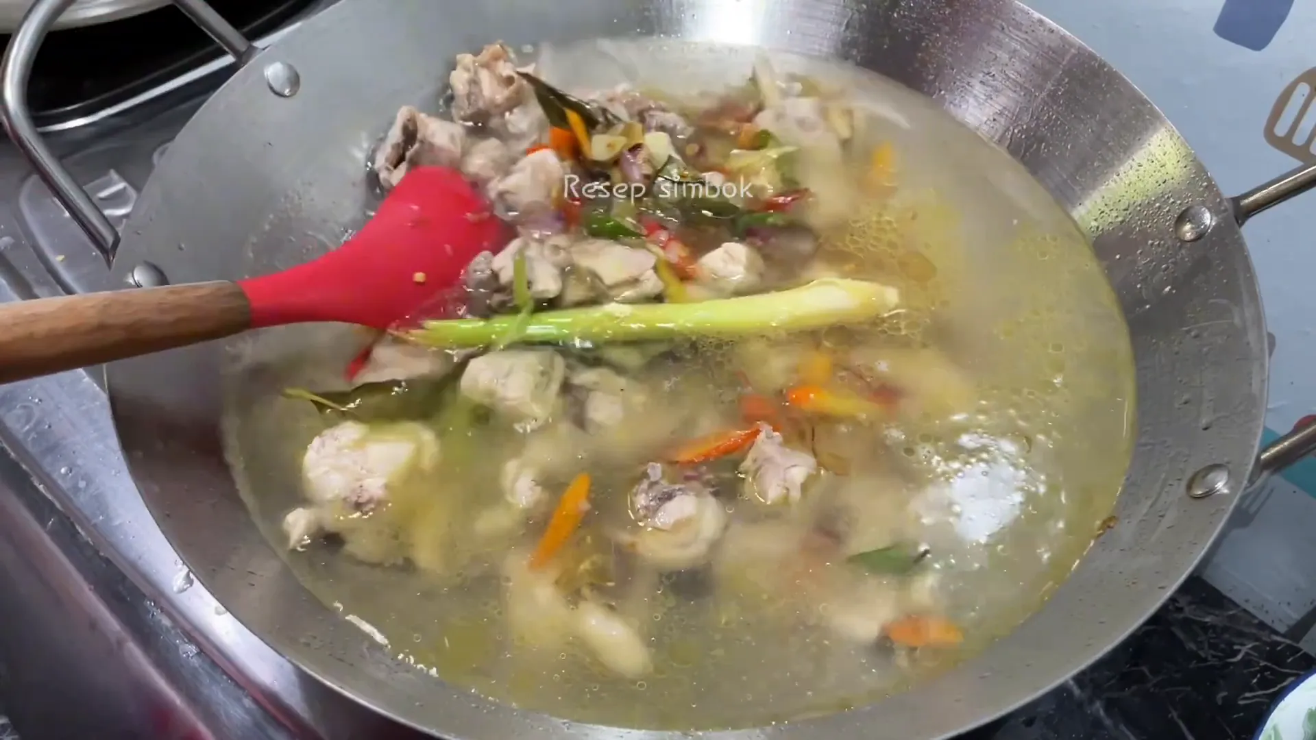 Proses memasak Garang Asem dengan bumbu dan ayam