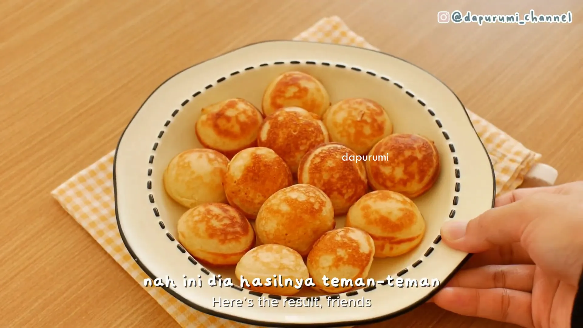 Poffertjes siap disajikan dengan taburan gula halus dan butter