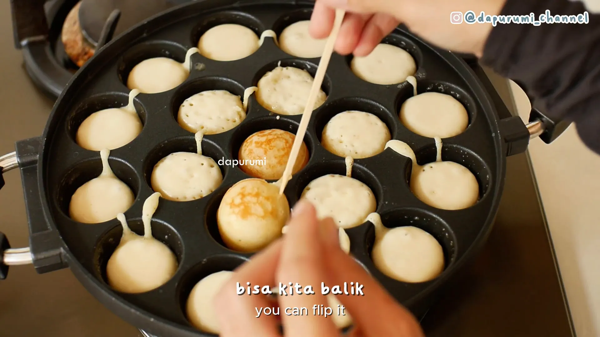 Proses memasak poffertjes di cetakan takoyaki
