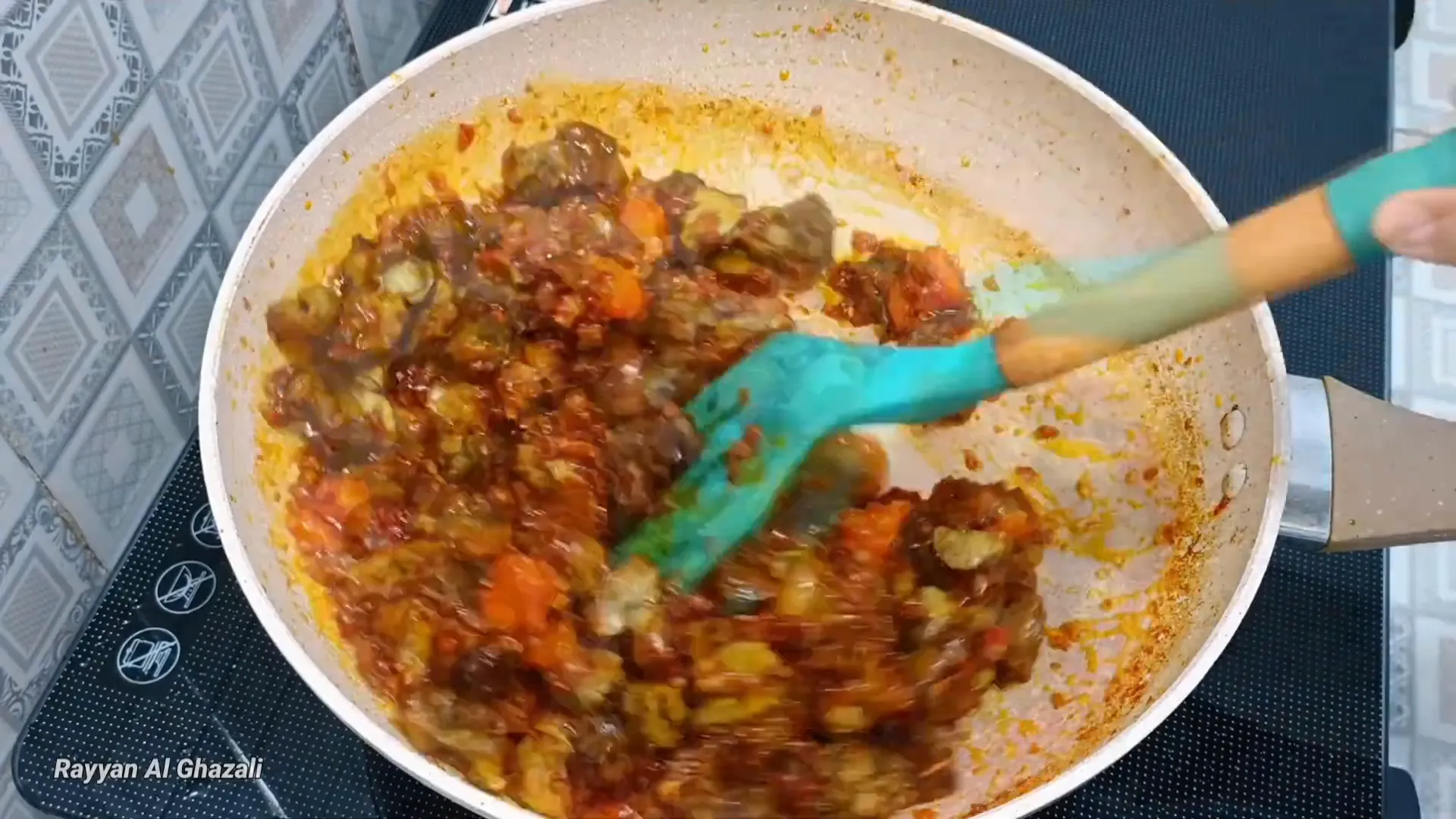 Proses memasukkan hati ampela yang telah digoreng ke dalam tumisan bumbu halus