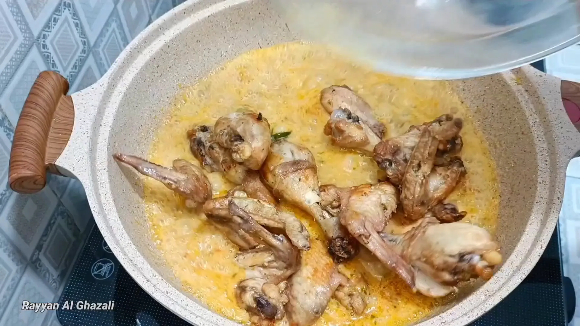Ayam sambal tauco dimasukkan ke dalam kuah santan setelah digoreng setengah matang