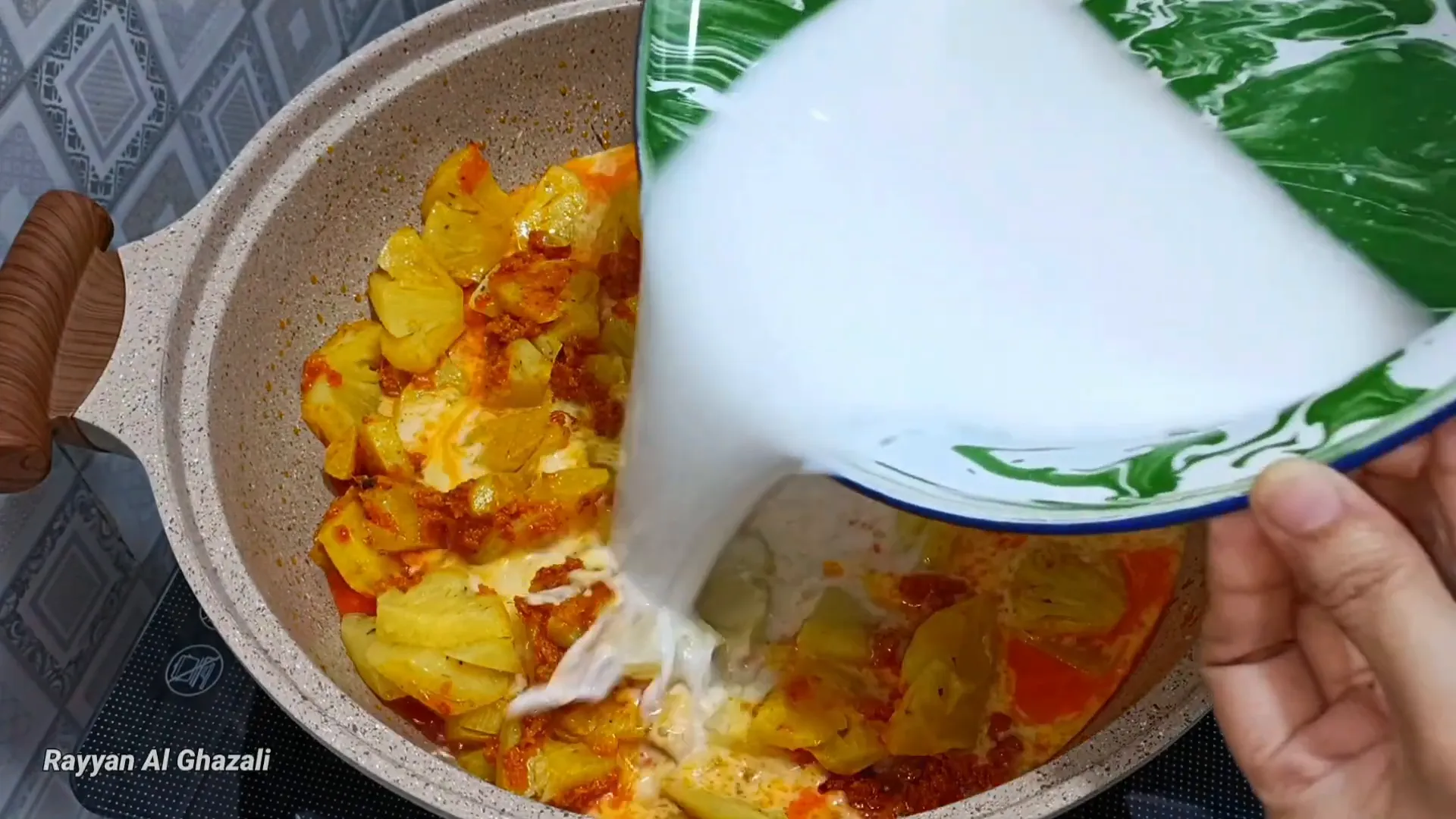 Nanas dan bumbu santan sedang dimasak hingga kuah mendidih untuk membuat pajeri nanas