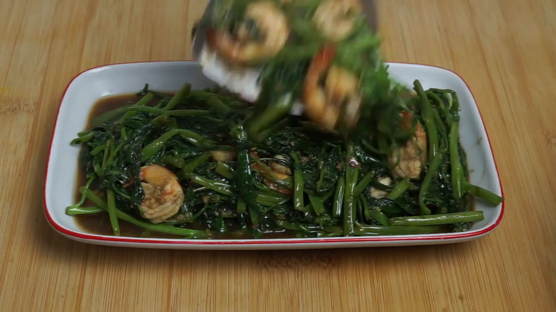 Oseng kangkung dengan udang siap disajikan