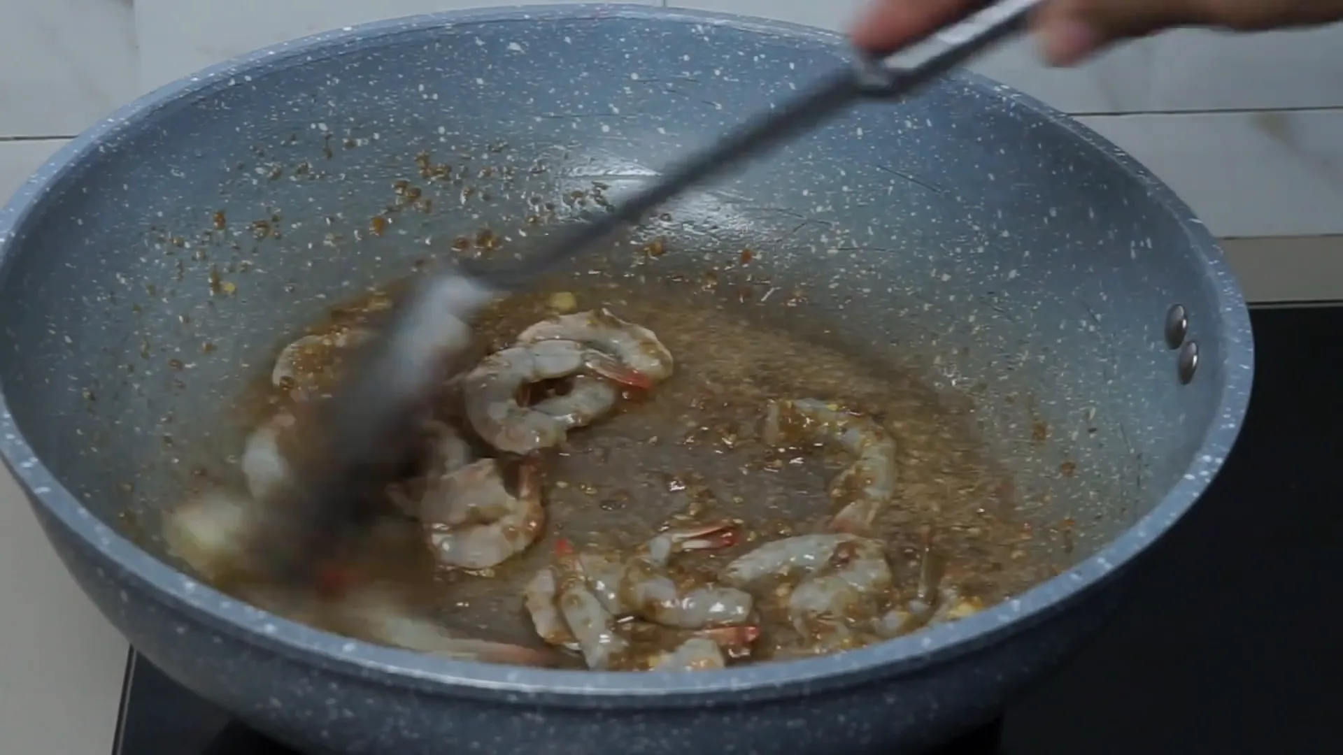 Tumis bumbu dan udang yang sedang dimasak