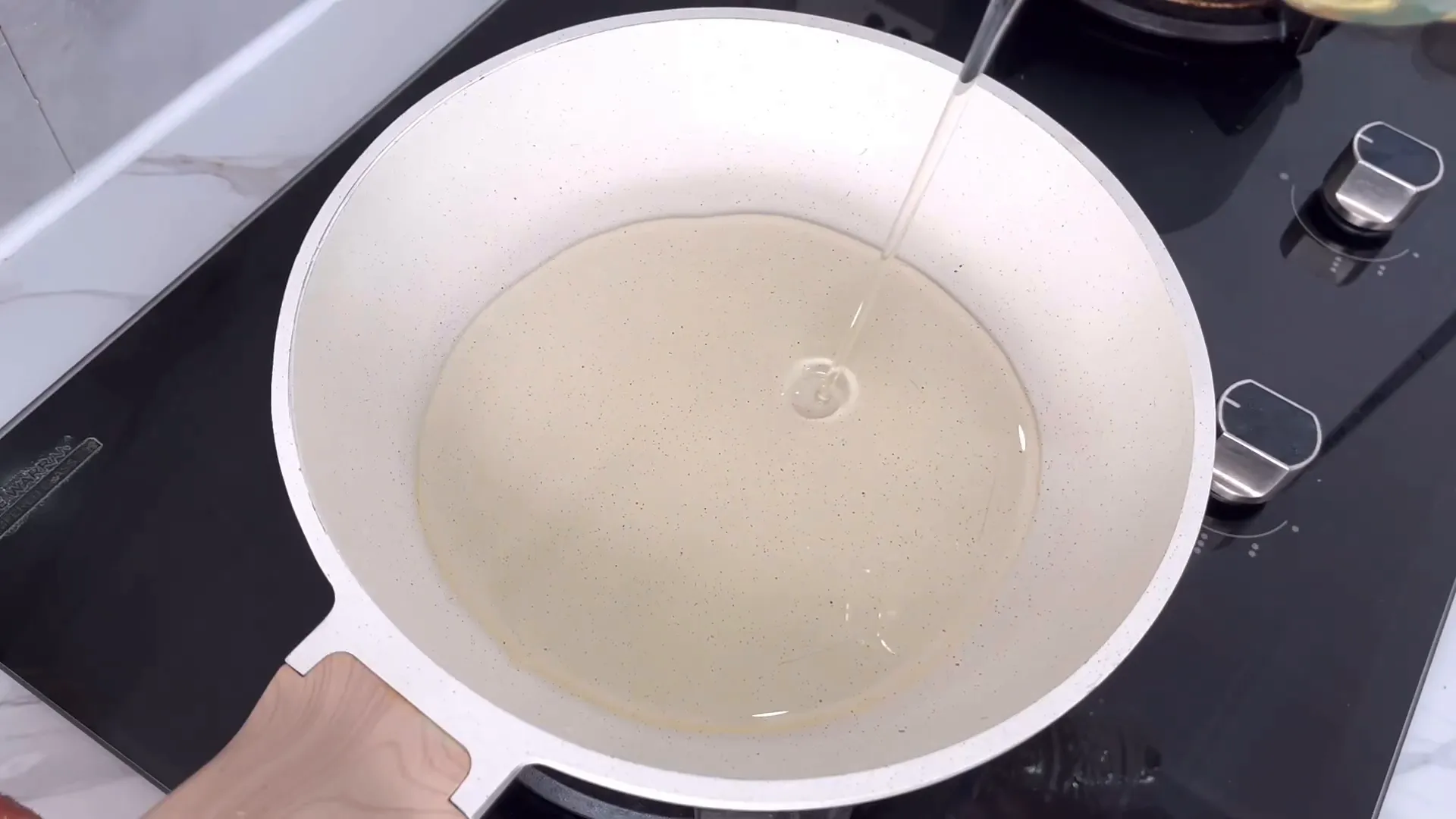 Memanaskan minyak goreng di wajan untuk memasak telur